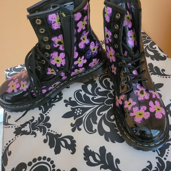 Dr. Martens Kids Boots - Black and Pink Floral - Picture 3 of 5